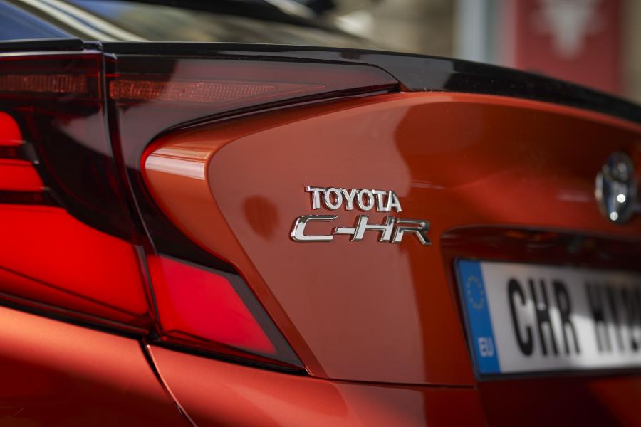 Логотип Toyota C-HR Hybrid 2019 года  (WW) (фото 12 из 174)